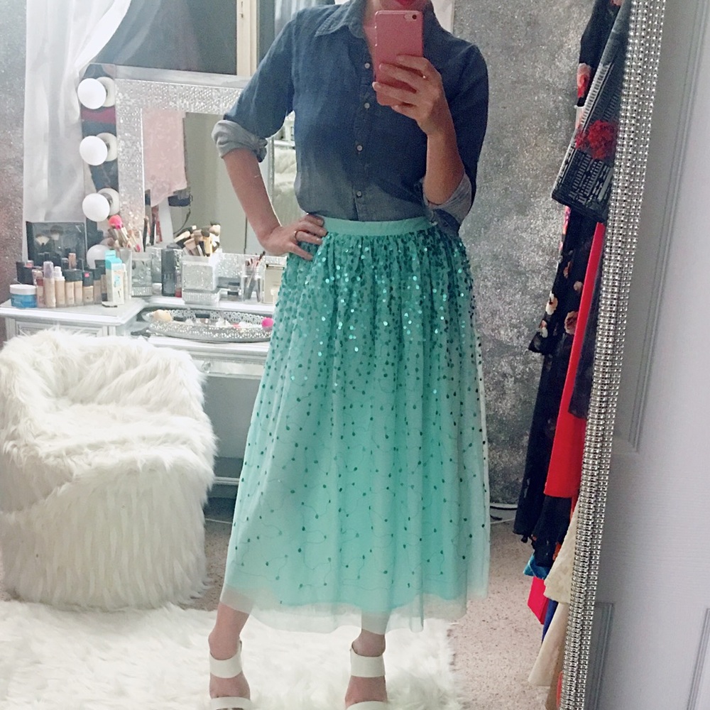 Beautiful tulle maxi skirt with sequins accents 👗